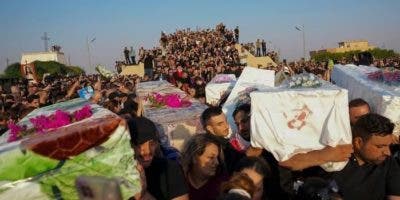 Misa multitudinaria por las víctimas del incendio en una boda en Irak