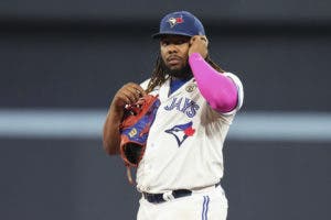 Vladimir Guerrero Jr. retirado de la alineación de los Azulejos por dolor en la rodilla derecha