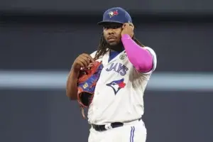 Vladimir Guerrero Jr. retirado de la alineación de los Azulejos por dolor en la rodilla derecha