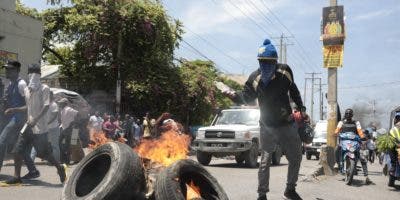 Dispersan con bombas y disparos a grupo de haitianos que querían cerrar paso fronterizo por Dajabón