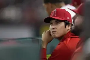 Shohei Ohtani se somete a cirugía en el codo y no podrá lanzar hasta 2025