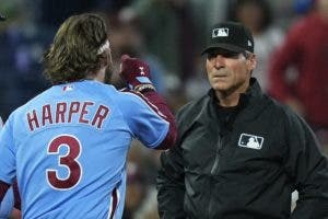 Bryce Harper arroja el casco a las gradas tras la expulsión de Ángel Hernández