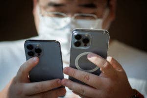 China prohíbe a sus funcionarios el uso de iPhones durante el trabajo, según el WSJ