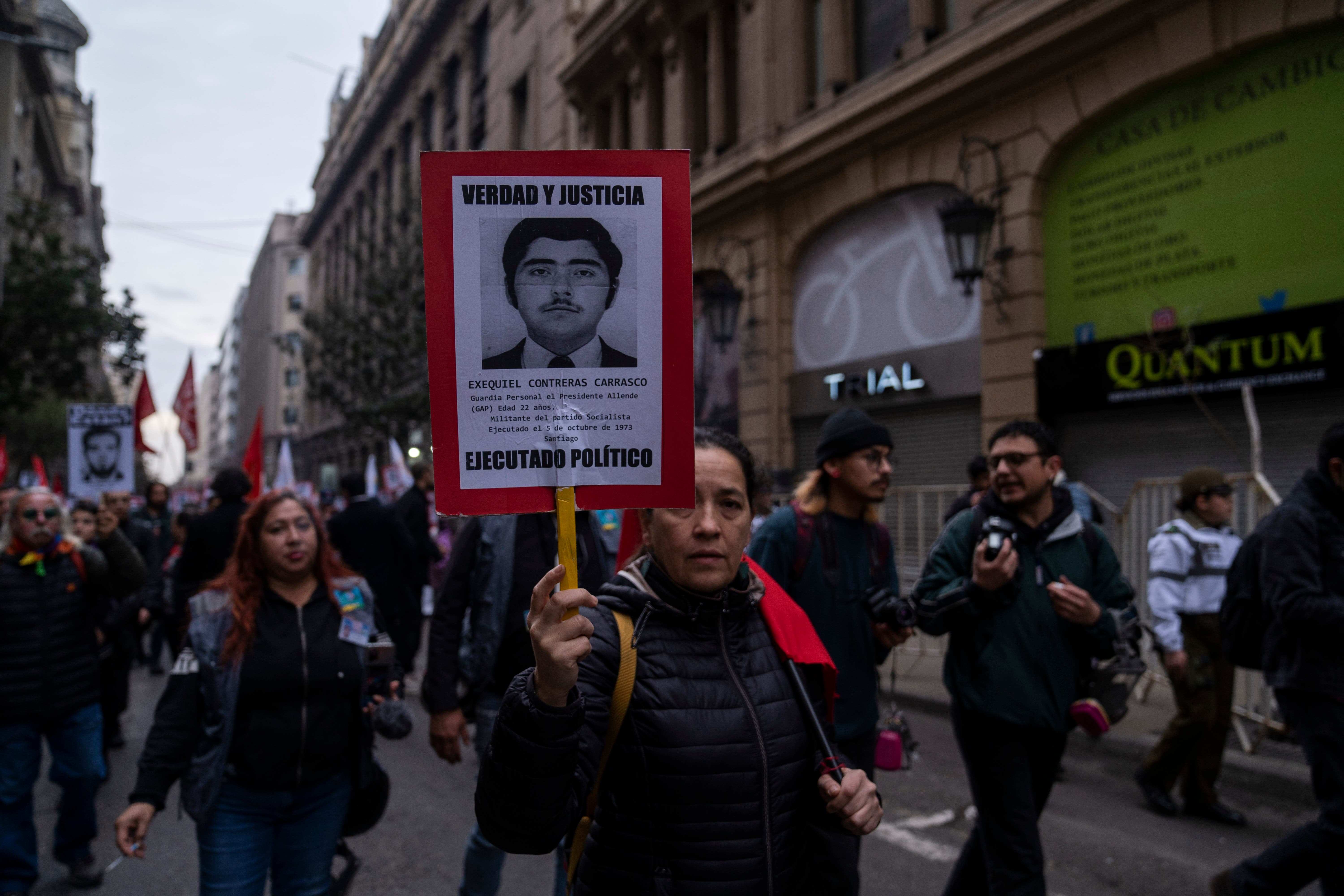 Miles de chilenos, con el rostro de miles de asesinados y desaparecidos recuerdan el golpe de Estado