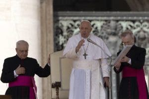 El papa pide a los cristianos “ensuciarse las manos” para “construir la paz»