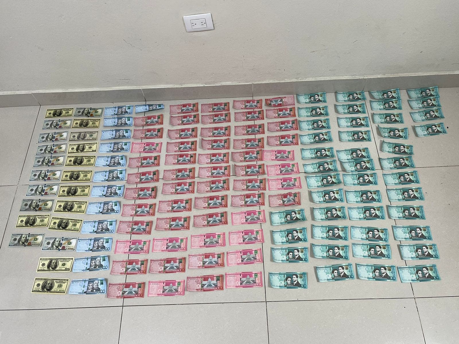 Autoridades capturan a un hombre y una mujer que supuestamente falsificaban billetes nacionales y extranjeros