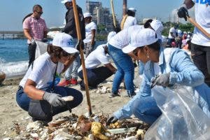 Retiran don mil kilos de basura de playa El Gringo 