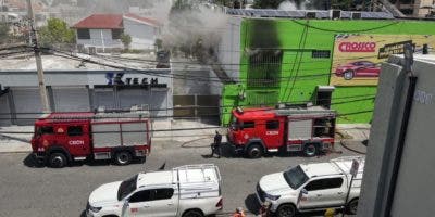 Incendio afecta las instalaciones de la ferretería Cima, en la avenida Núñez de Cáceres