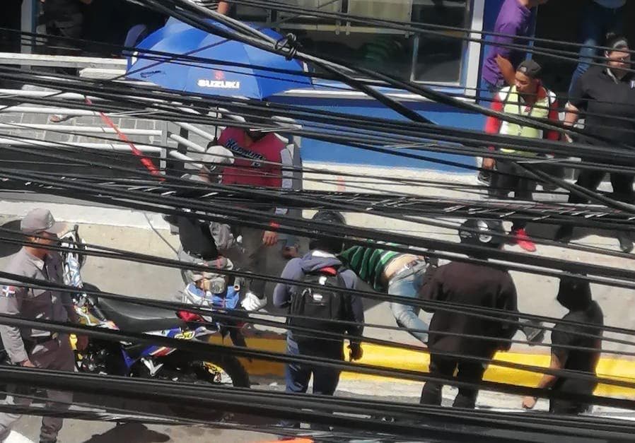 Un muerto y un herido en atraco a joyería en Santiago; hecho fue captado en video