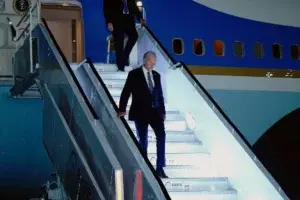 Biden llega a la India para participar en la cumbre del G20