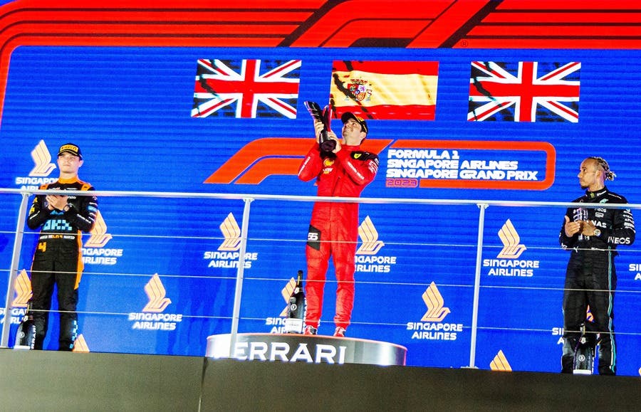 Carlos Sainz gana en Singapur con Norris segundo y Hamilton tercero