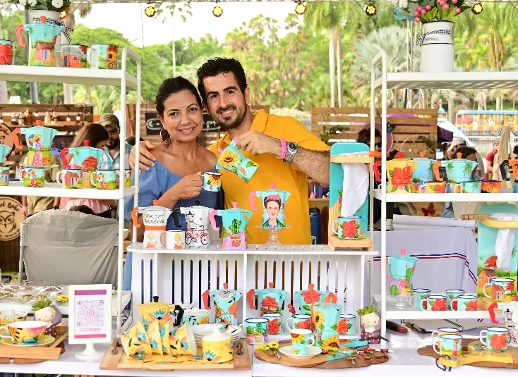 En esta nueva edición participan    64 artesanos y emprendedores.