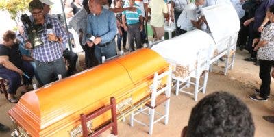 Bajo llanto sepultan familia asesinada en Dajabón