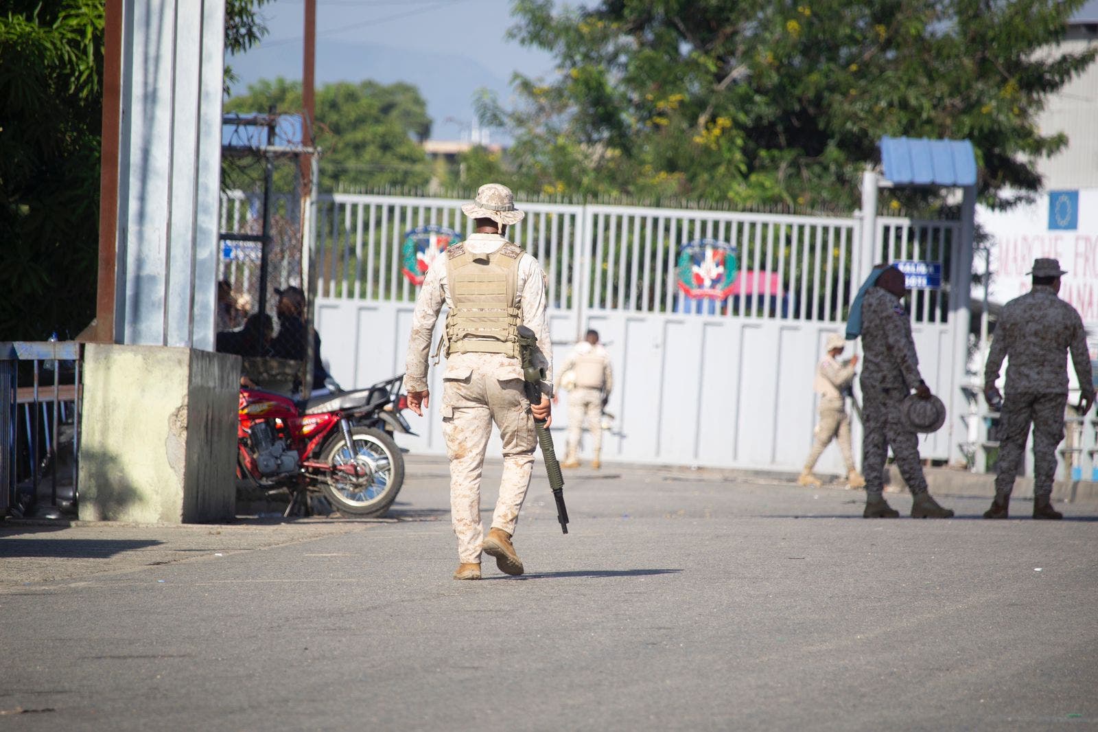Aumenta presencia militar dominicana próximo al canal que se construye en Haití