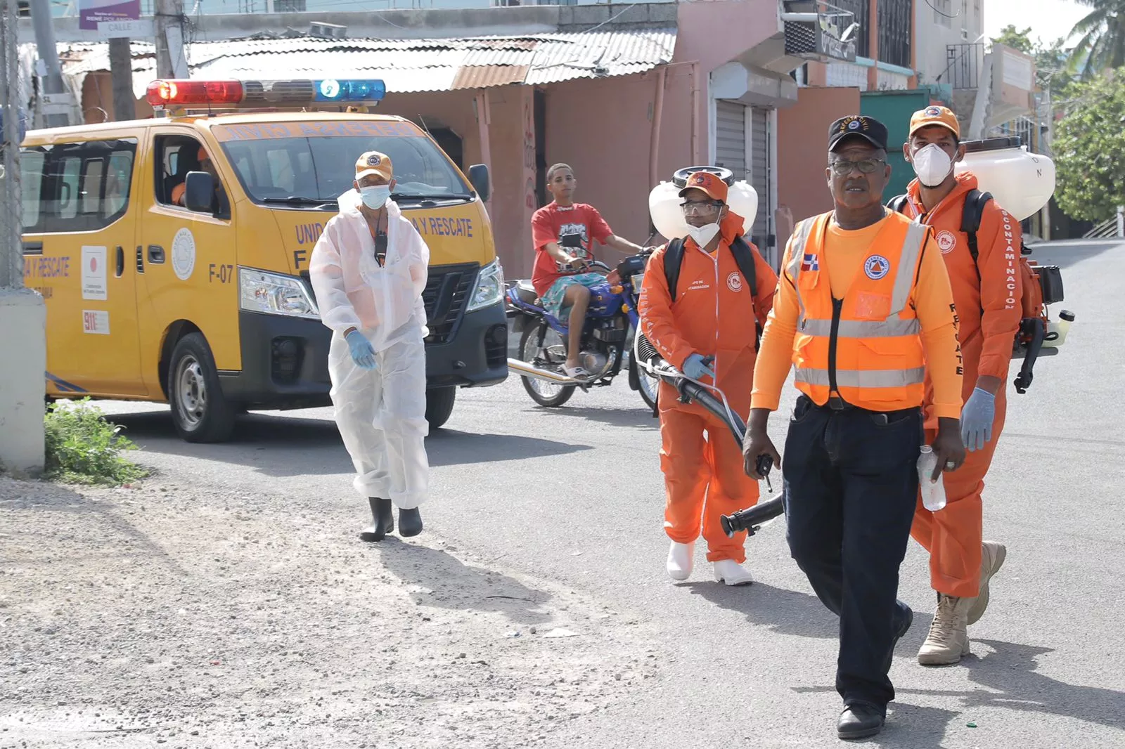 Defensa Civil despliega miles de voluntarios en jornada nacional de fumigación