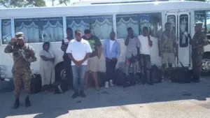 Migración detiene un dominicano con 6 haitianos ilegales a bordo de un camión en Jimaní