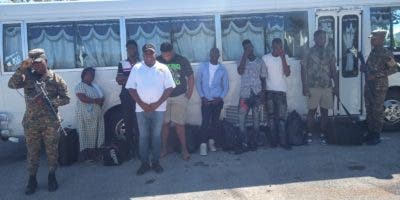 Migración detiene un dominicano con 6 haitianos ilegales a bordo de un camión en Jimaní