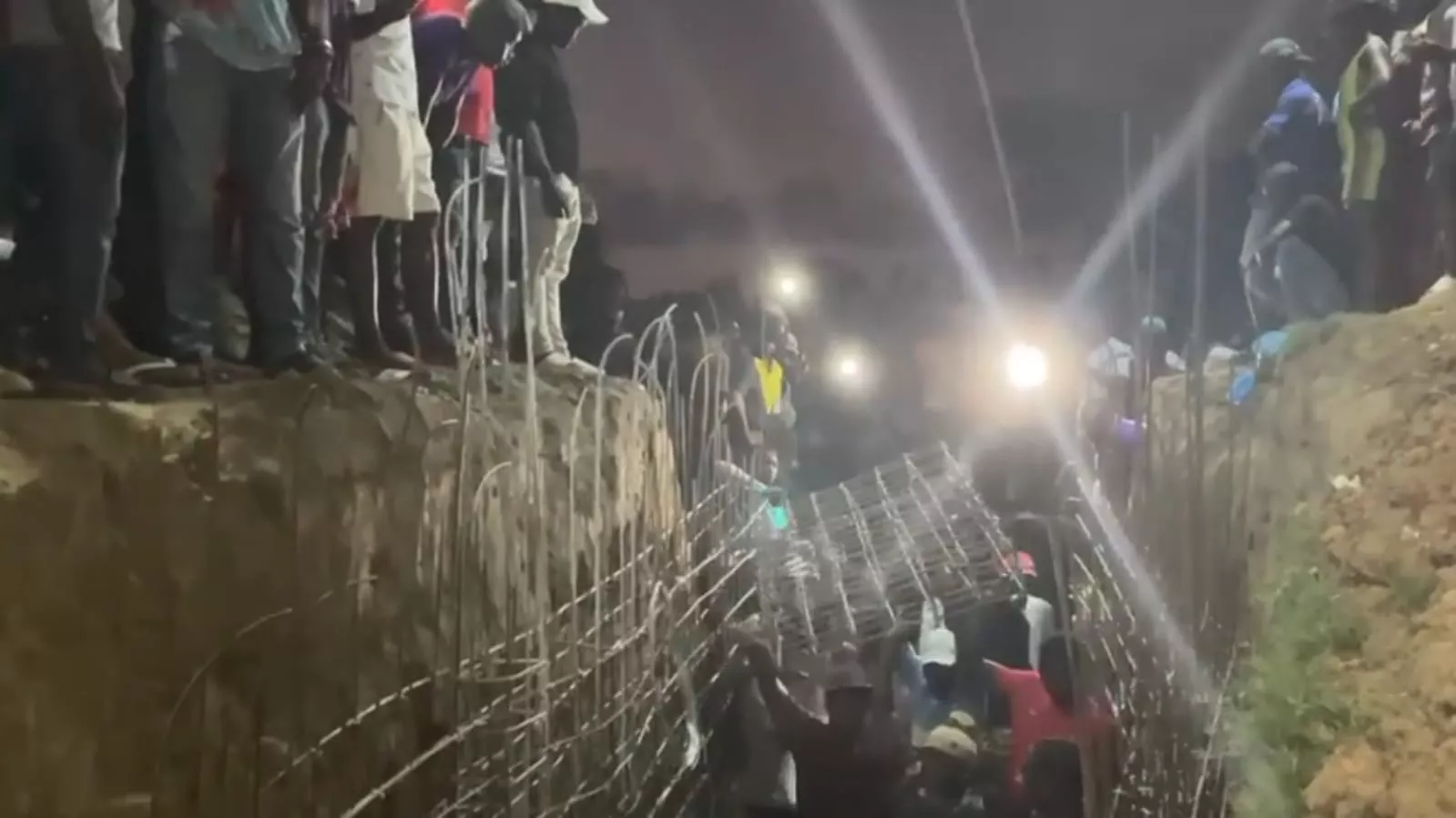 Continúa en horas de la noche construcción de canal para desviar agua del río masacre