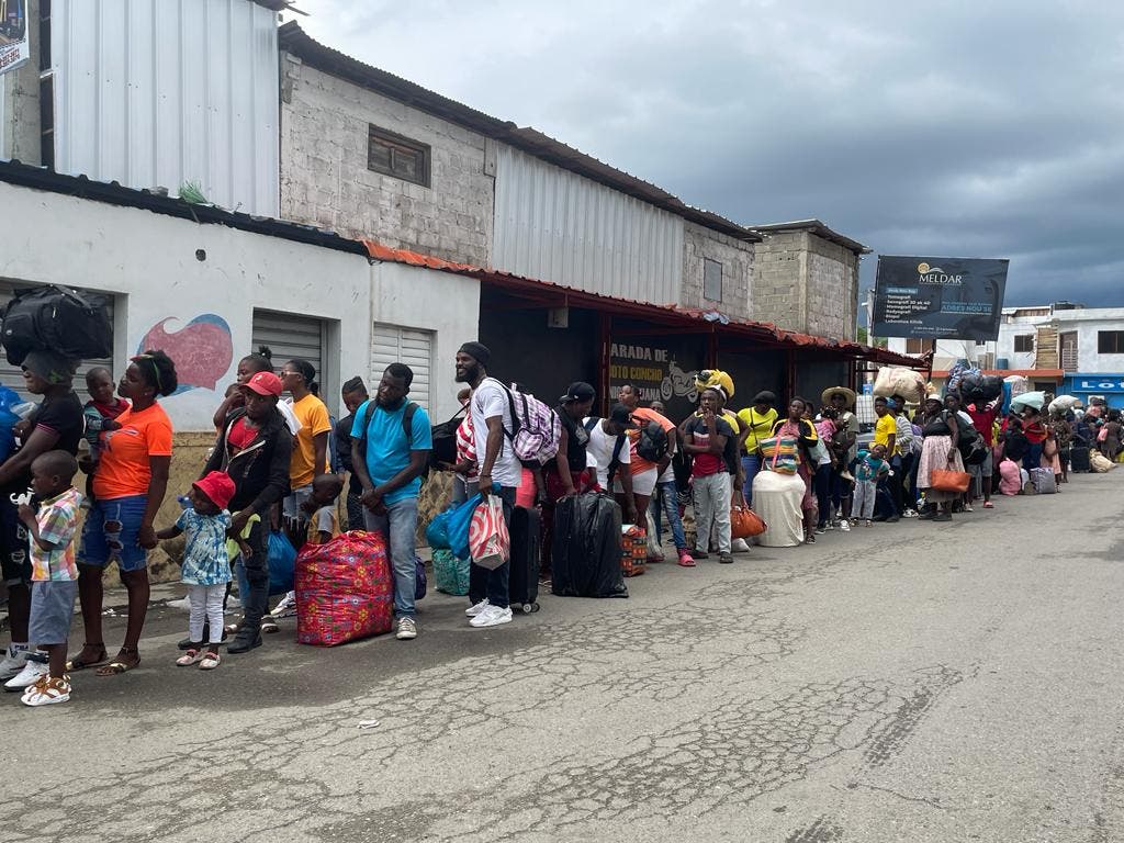 Continúa el éxodo de haitianos hacia haití por Dajabón tras el cierre de la frontera