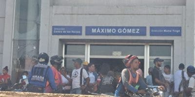 Gran taponamiento en Villa Mella tras el cierre de la linea del Metro