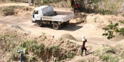 «Extracción de arena por haitianos en río Masacre causa más daño que construcción de canal en Haití»
