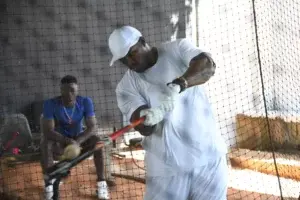 Yasiel Puig llega para Estrellas y entrena en el Estadio Tetelo Vargas