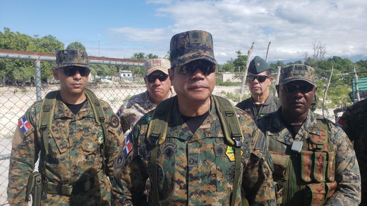 Por cierre de frontera subcomandante del Ejército visita tropas en Pedernales