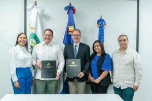 UCE y FONDESA firman convenio que beneficiará a estudiantes de escasos recursos