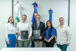 UCE y FONDESA firman convenio que beneficiará a estudiantes de escasos recursos