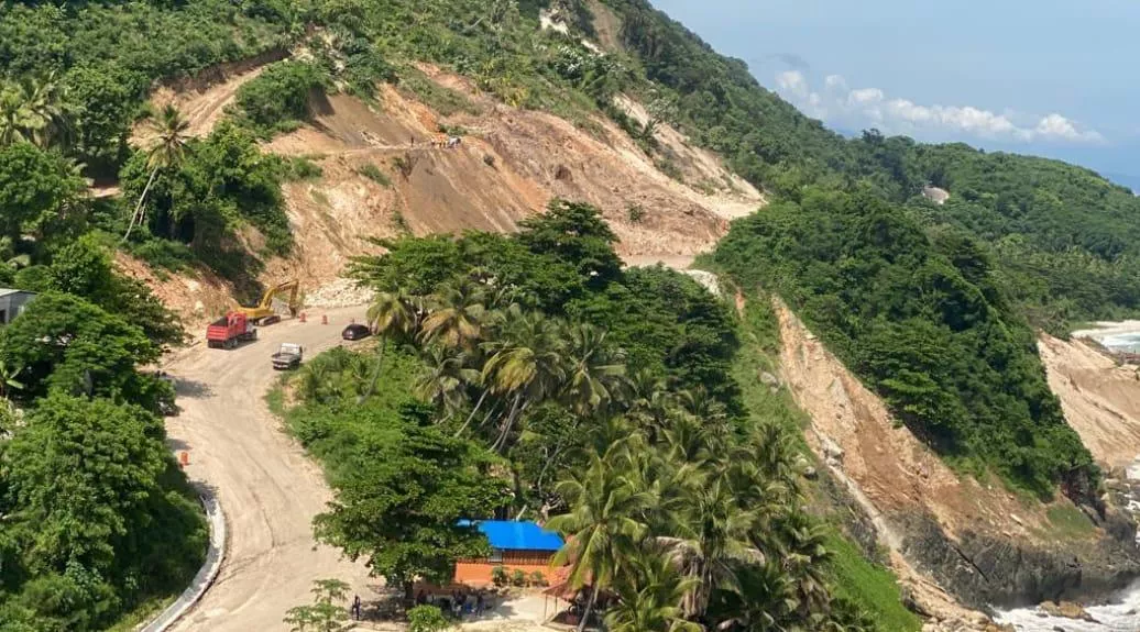 MOPC trabaja para habilitar zonas afectadas por derrumbe en carretera Barahona-Enriquillo