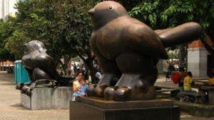 «Es un recuerdo de la imbecilidad y de la criminalidad de Colombia»: la historia de la escultura de Botero destrozada por una bomba que se convirtió en un símbolo de la paz