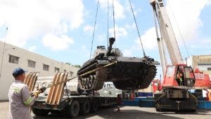 Develan estatua y tanque de guerra del coronel Fernández Domínguez