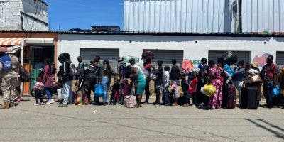 Continúa la salida masiva de haitianos hacia su país