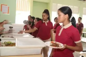 INABIE aumenta el consumo de carne de pollo en escuelas por cierre de la frontera 