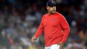 Medias Rojas ratifican a Alex Cora como manager para el 2024