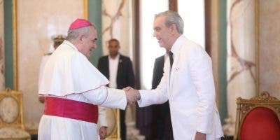 Abinader recibe cartas credenciales del nuncio apostólico y de tres nuevos embajadores