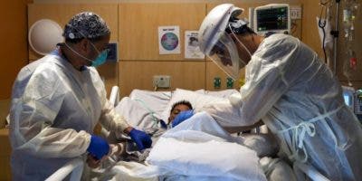 Aumentan hospitalizaciones y muertes por covid-19 en EE.UU.