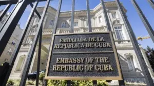 Cuba califica de “terrorista” un ataque con cócteles molotov a su embajada en Washington