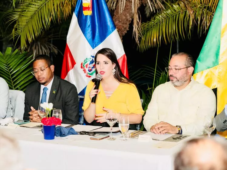 Embajada dominicana celebra mesa redonda con prominentes empresarios de Jamaica