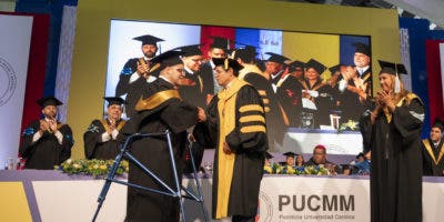 La historia del joven con parálisis cerebral que se graduó con honores en la PUCMM