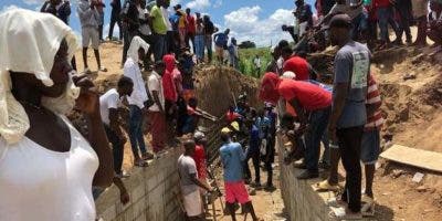 Haitianos continúan construcción de canal en río Masacre