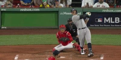 Judge da grand slam y Yankees dividen doble cartelera en Boston