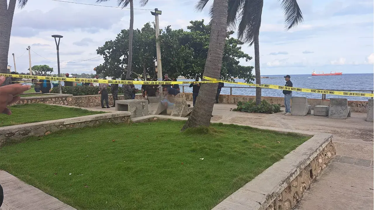 Encuentran cadáver de un hombre con disparo en la cabeza en el Malecón de SD