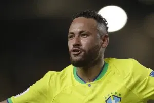 Neymar rompe el récord goleador de Pelé en Brasil al ganar 5-1 en la eliminatoria sudamericana