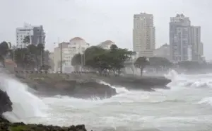 Meteorología alerta de olas de 9 a 10 pies por el paso del huracán Lee