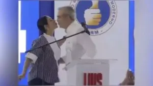 Raquel responde a crítica por sorprender a Abinader con un beso en pleno discurso