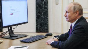 Putin vota por internet en las elecciones regionales y llama a la participación