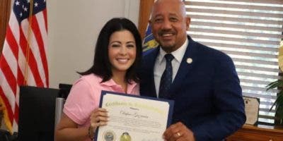 Dafne Guzmán recibe reconocimiento en Lawrence