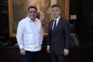 Sanz Lovatón recibe visita del embajador de la República Popular China