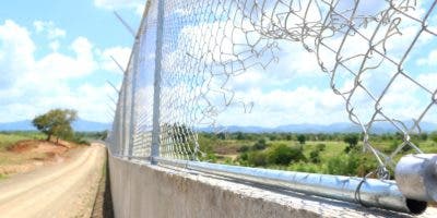 Haitianos rompen malla ciclónica de verja perimetral en frontera de Dajabón